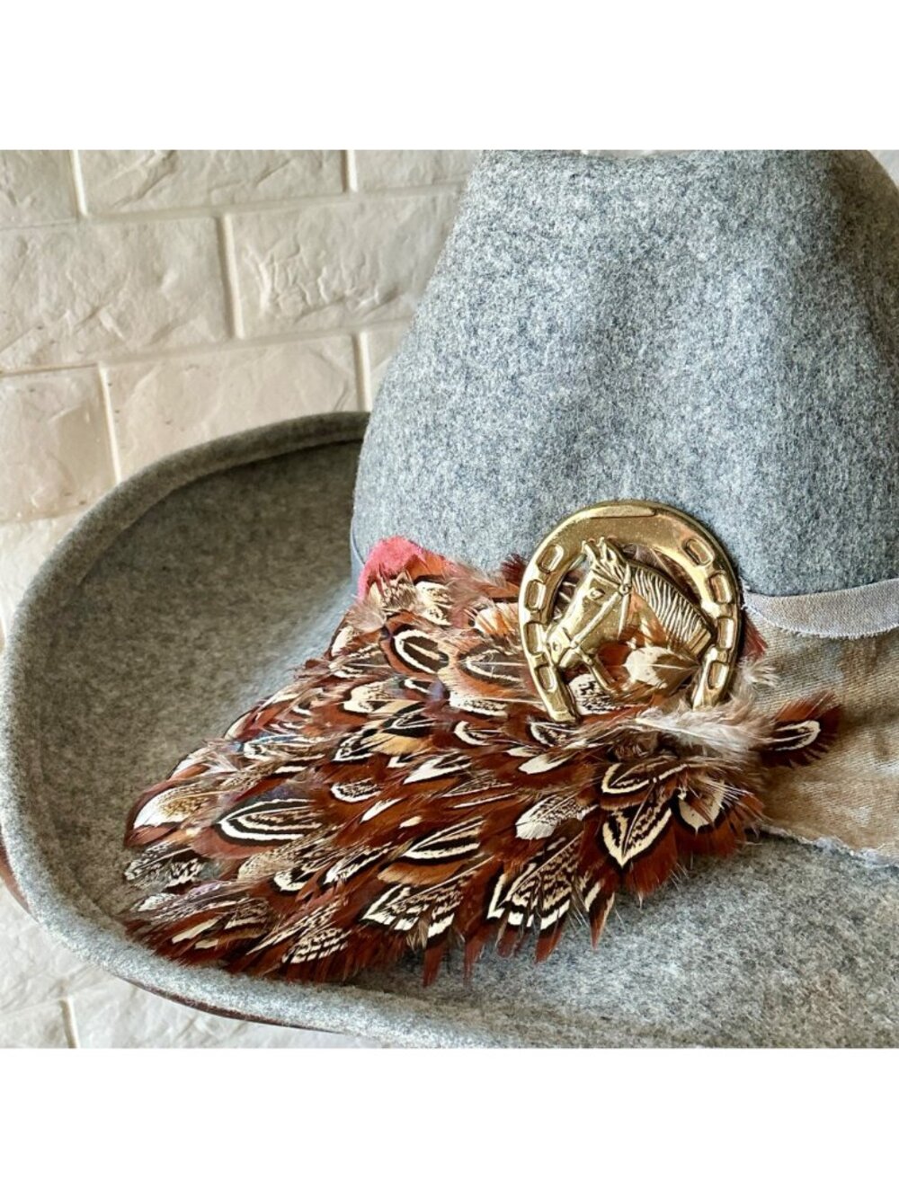 Vintage Peachfelt Grey Felt Hat Gold-Tone Horse Head Emblem + Pheasant Feather - Picture 4 of 12